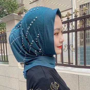 Arabsko Muslimanskih diamanti pripravljen nositi pozimi headscarf hidžab