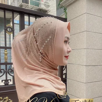 Arabsko Muslimanskih diamanti pripravljen nositi pozimi headscarf hidžab